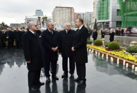 Ильхам Алиев и Чавушоглы у памятника Ходжалы - ВИДЕО